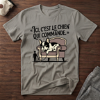 T-Shirt — Ici, c'est le chien qui commande.