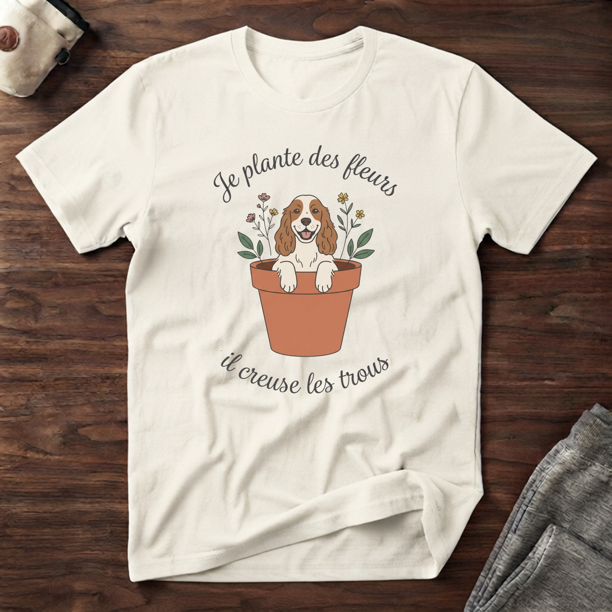 T-Shirt — Je plante des fleurs, il creuse les trous