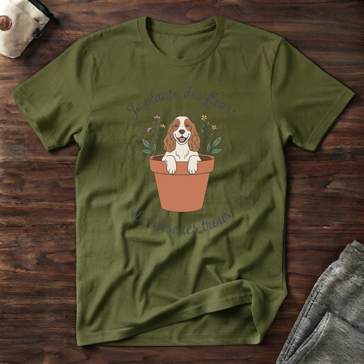 T-Shirt — Je plante des fleurs, il creuse les trous